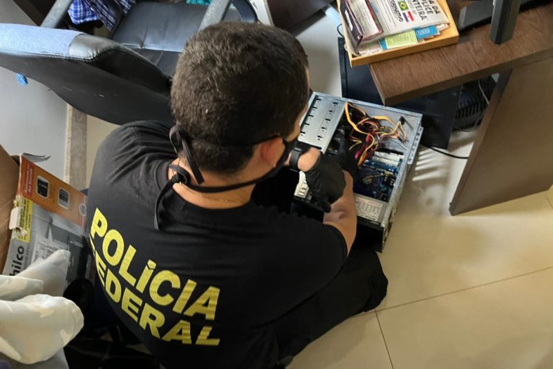 Suspeito de armazenar pornografia infantil é preso pela PF em Aracaju