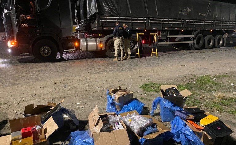 PRF apreende carga de eletrônicos e cosméticos em Sergipe