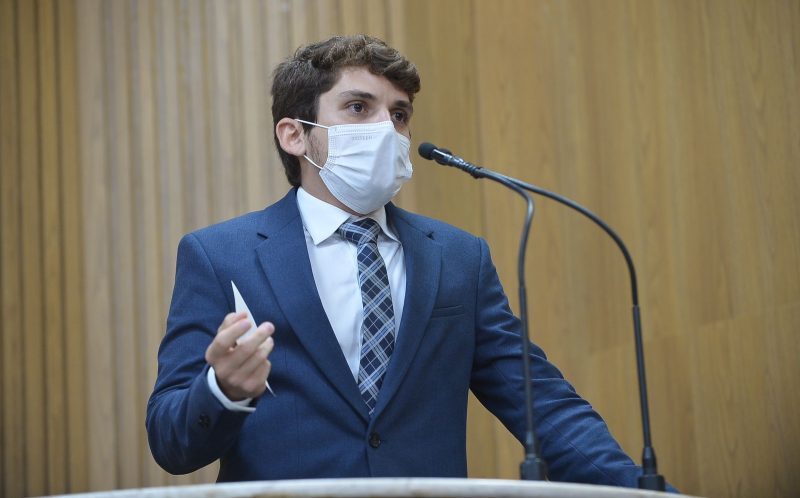 Breno Garibalde protocola PL sobre fiação aérea de Aracaju