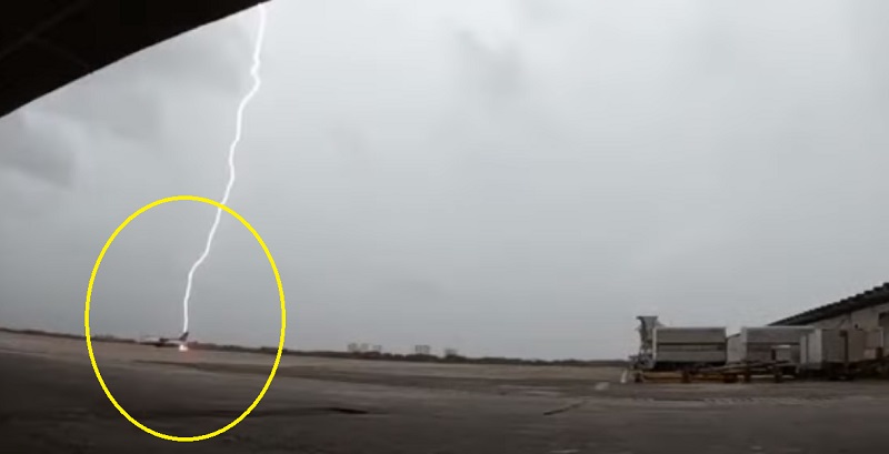 VÍDEO: Raio quase atinge avião no aeroporto de Aracaju