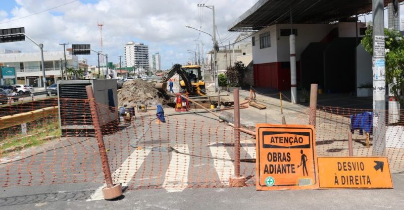 Avenida Anísio Azevedo está parcialmente bloqueada para realização de obra da Deso