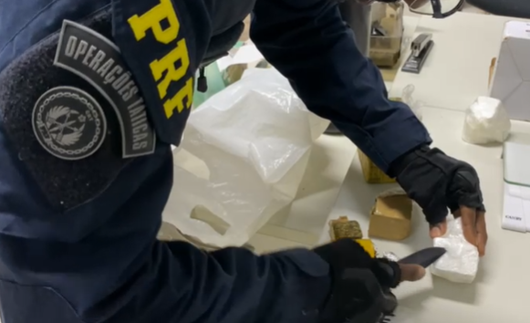 Suspeitos que transportavam cocaína, maconha e crack em carro de passeio é preso pela PRF