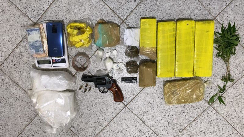 Polícia fecha boca de fumo e apreende drogas e arma de fogo em Umbaúba