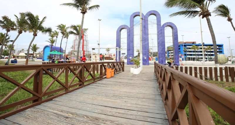 Aracajuanos e turistas aprovam revitalização das passarelas da Orla da Atalaia