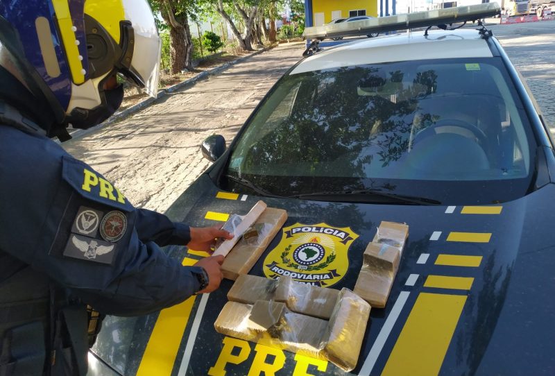 Suspeito é preso pela PRF transportando 5Kg de maconha em automóvel de passeio