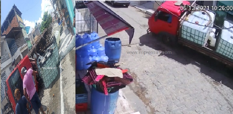 VÍDEO: Caminhão carregado com reservatórios tomba no centro de laranjeiras