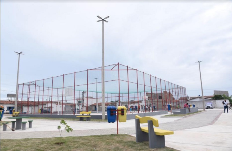 Prefeito Edvaldo entrega duas novas praças no bairro 17 de Março: