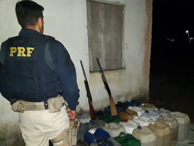 PRF apreende mais de 500 litros de combustíveis e duas espingardas artesanais