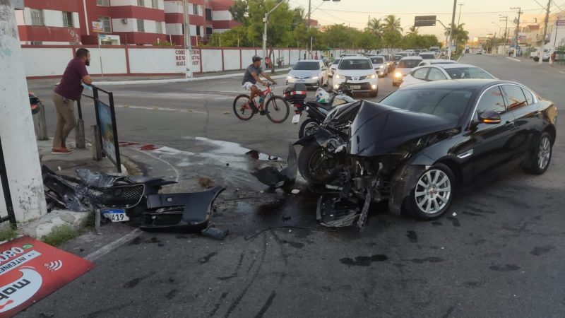 Condutor perde controle de veículo, choca contra poste na Zona Sul da Capital