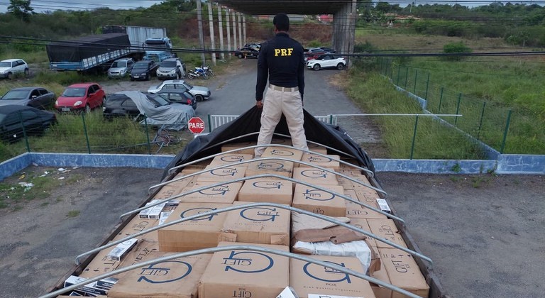 PRF apreende carga de cigarros contrabandeados em Sergipe