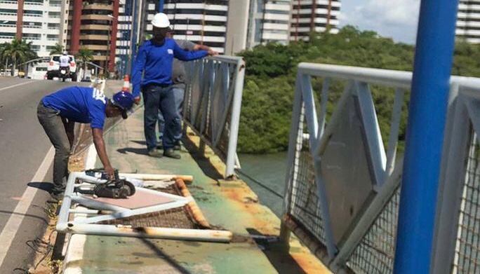 PMA realiza manutenção de guarda-corpo na ponte da Coroa do Meio