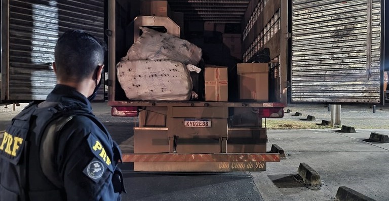 PRF apreende quase 3 mil pares de calçados falsificados no município de Cristinápolis