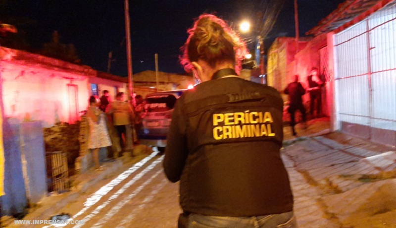 Jovem é assassinado a tiros em casa do Bairro Getemana