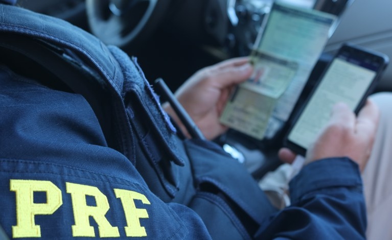PRF flagra condutor com direito de dirigir suspenso