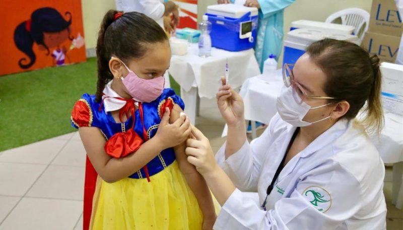 Aracaju é primeira capital do Nordeste em vacinação de crianças de 5 a 11 anos