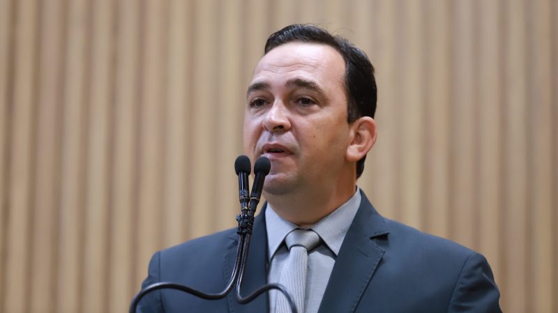 Fábio Meireles cobra celeridade da Deso para fechamento de crateras nas ruas