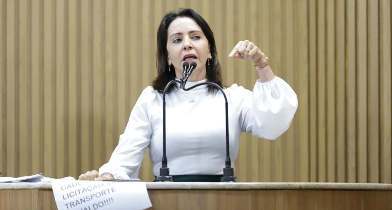”Inaugurou um Terminal, mas a Licitação segue empurrando com a barriga”, critica Emília