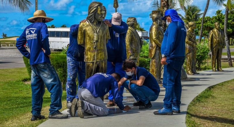 PMA reposiciona estátua derrubada em ação de vandalismo na Orla