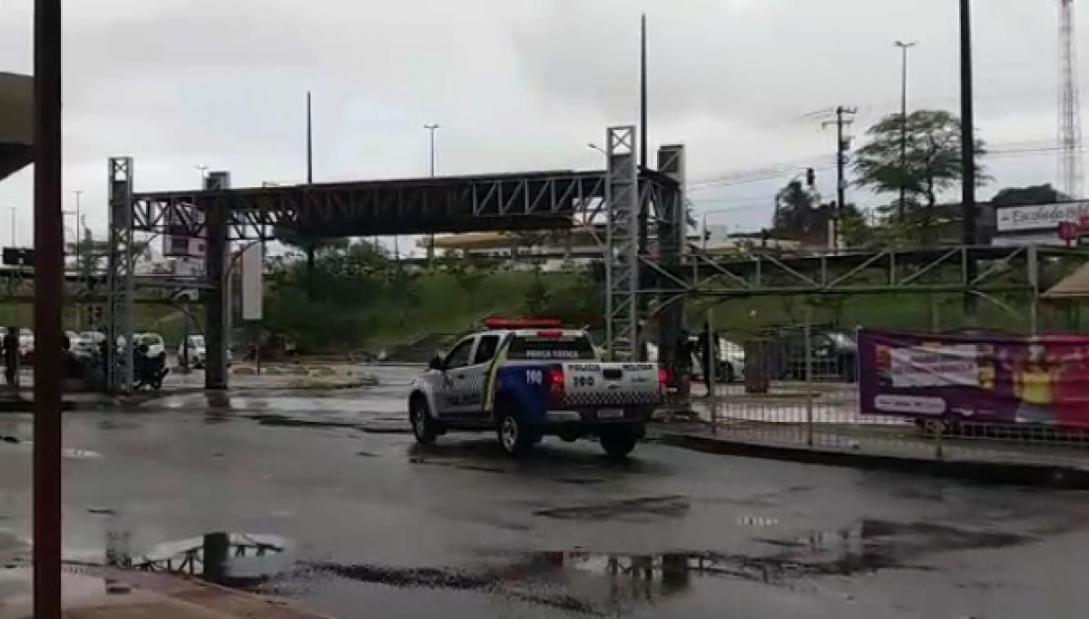 Jovem é baleado em tentativa de homicídio proxímo a terminial de ônibus