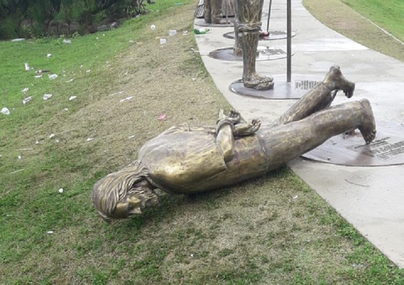 Vândalos derrubam monumento de Tiradentes na Orla e prefeitura toma as providências