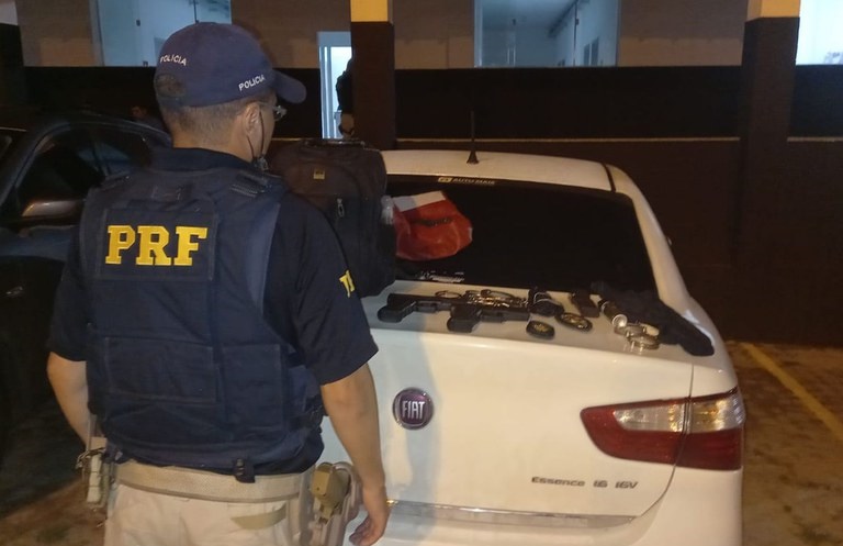 Suspeitos que se passavam por policias e oficial de justiça são presos pela PRF