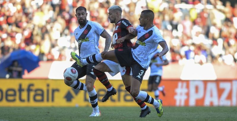 Vasco e Flamengo se enfrentam em busca de vaga na final do Carioca