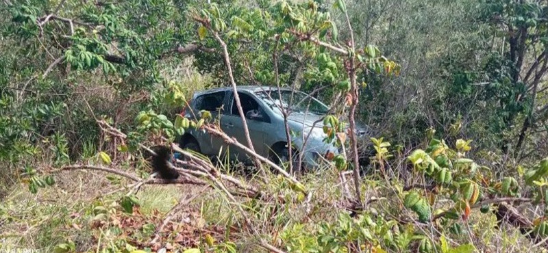 Jovens são encontrados mortos por arma de fogo dentro de veículo