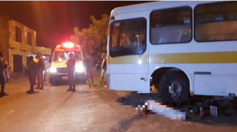 Jovem de moto morre atropelado por ônibus escolar em Socorro
