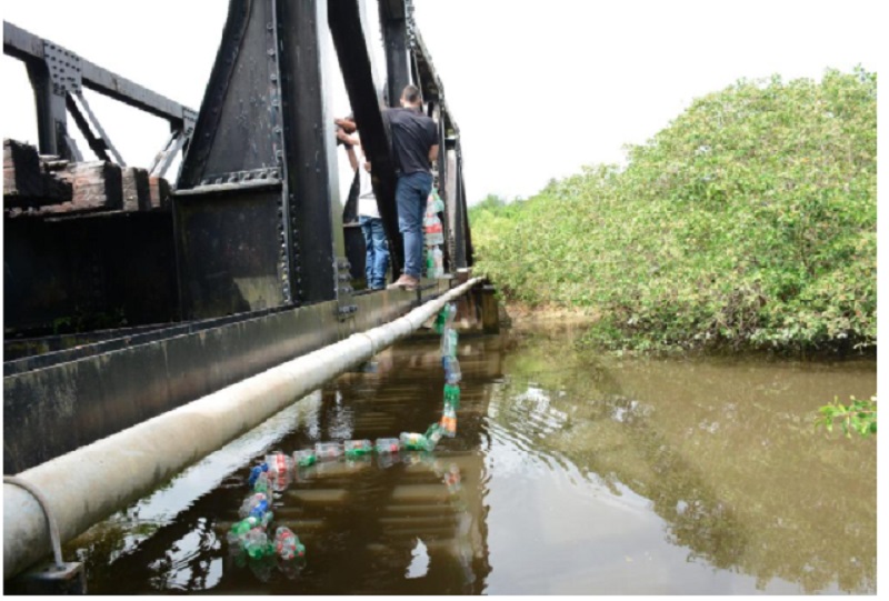 Prefeitura de Socorro realiza instalação de ecobarreira em rio do município