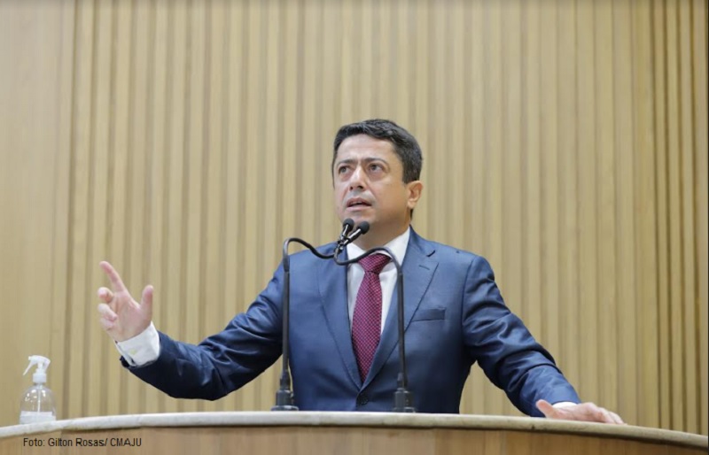 Na manhã desta quarta-feira, 6, o vereador Fabiano Oliveira (PP) usou o Pequeno Expediente para falar sobre os atos de vandalismo que estão destruindo as obras públicas de Aracaju. O parlamentar reforçou que essas atitudes prejudicam a população como um todo. “O que me fez vir hoje na tribuna foi a preocupação com o vandalismo que vem assombrando a nossa cidade. Tivemos o ato de vandalismo na Orla, onde um monumento foi derrubado, e agora o alvo foi o novo Terminal do Mercado. É preocupante! É um bem público e nós precisamos cuidar porque é nosso, é de responsabilidade nossa!”, pontuou. “Precisamos combater essas atitudes! Você, cidadão do bem, denuncie na Polícia, na Guarda Municipal. Vamos atuar firmemente para inibir esse tipo de comportamento”, concluiu. Reprodução: www.imprensa1.com Por: Hivy Rhafaella FOTO: GILTON ROSAS