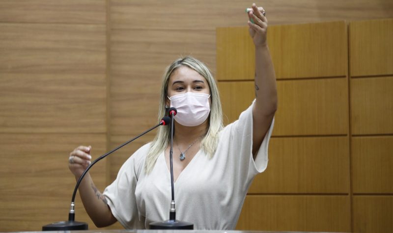 Kitty Lima destaca Abril Laranja que combate à crueldade de animais