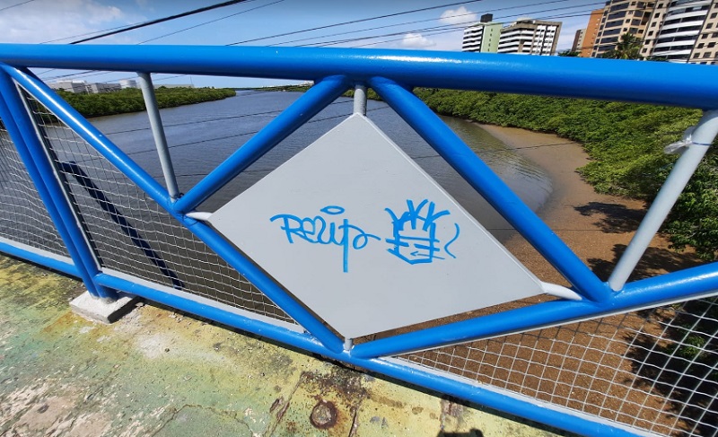 Guarda-corpos da ponte Godofredo Diniz em Aracaju é danificado por vândalos