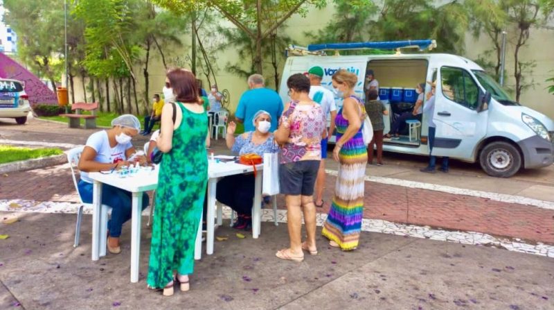 Carro da Vacina permanecerá na praça Zilda Arns até quarta-feira, dia 13