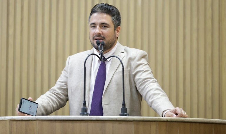 Ricardo Vasconcelos apresenta PL que prevê punição para cobrança indevida de estacionamentos