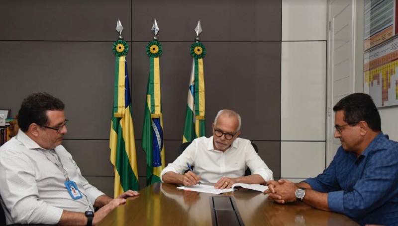 Prefeito de Aracaju emposa Bruno Moraes como presidente da Emsurb