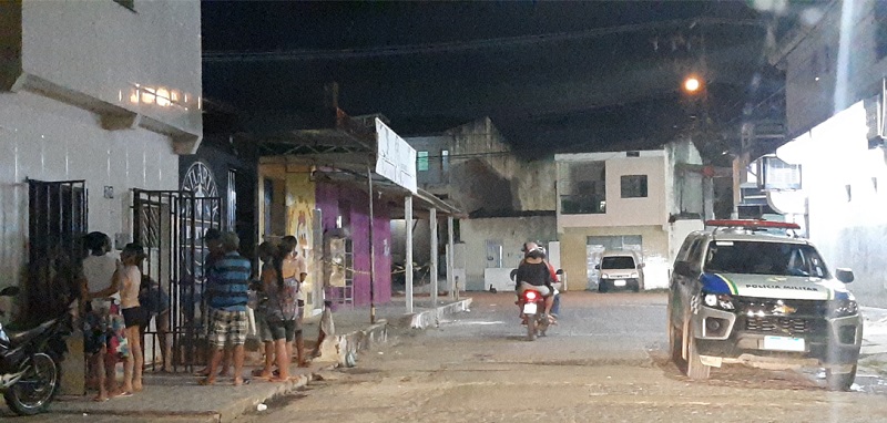 Homem é assassinado a tiros dentro de casa na Rua 21 de Abril