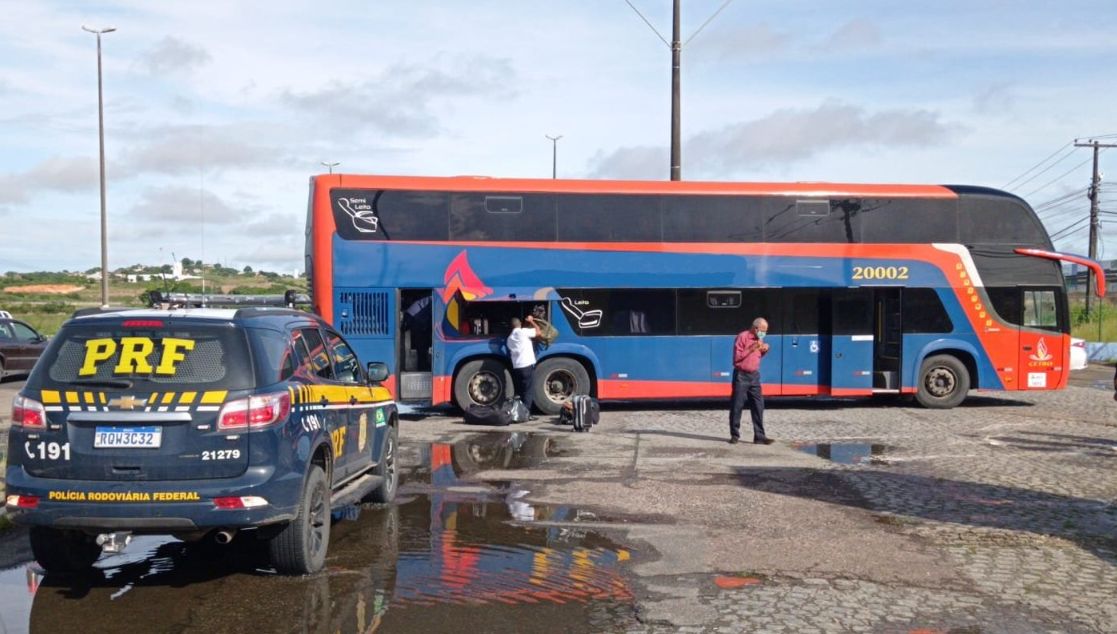 Mulher que viajava com maconha dentro de mala é presa pela PRF em Socorro-SE