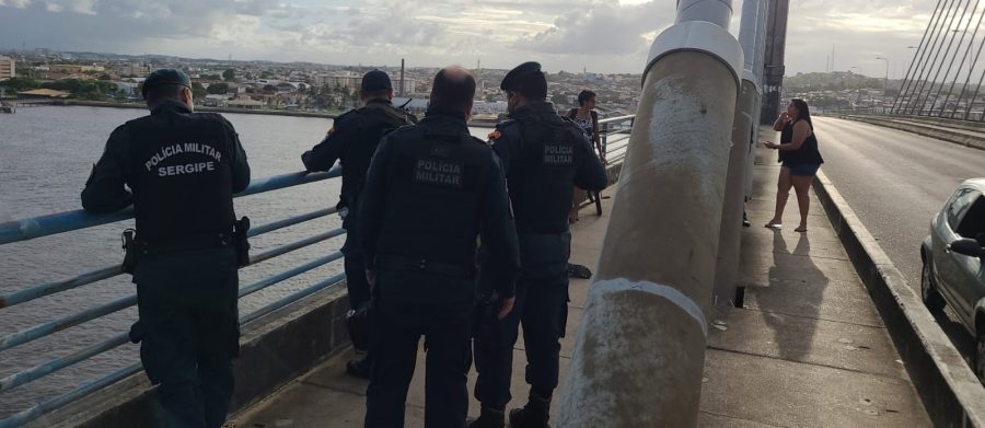Policias Militares evita um suicídio na ponte Aracaju/Barra