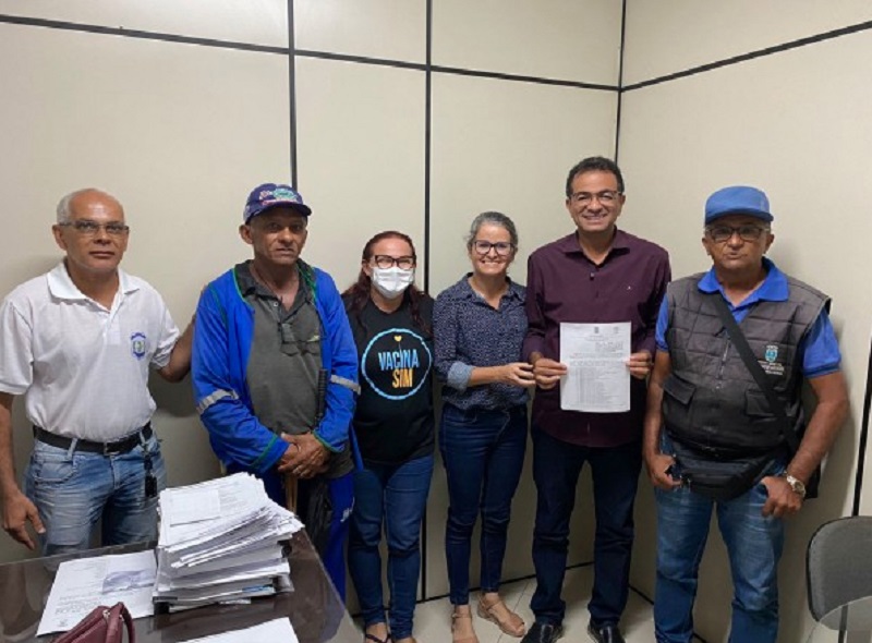 Prefeito Adailton Sousa sanciona projeto que  concede reajuste aos servidores efetivos