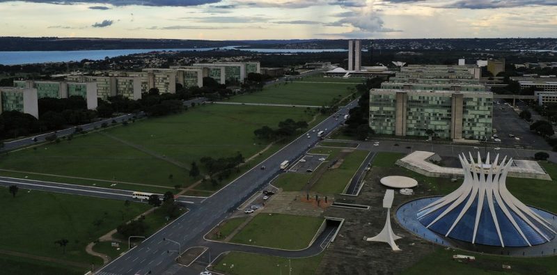 Governo define a próxima sexta-feira como ponto facultativo