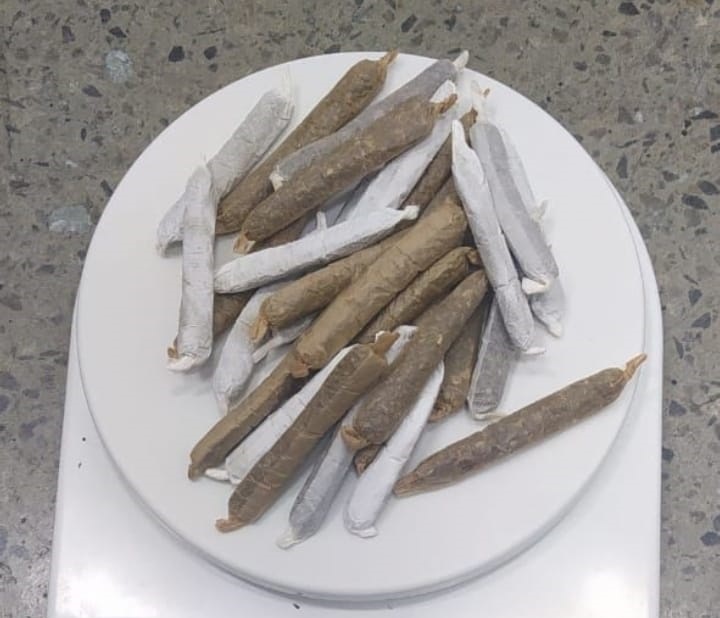 Suspeita é presa por tentar entrar no presidio com 29 cigarros de maconha