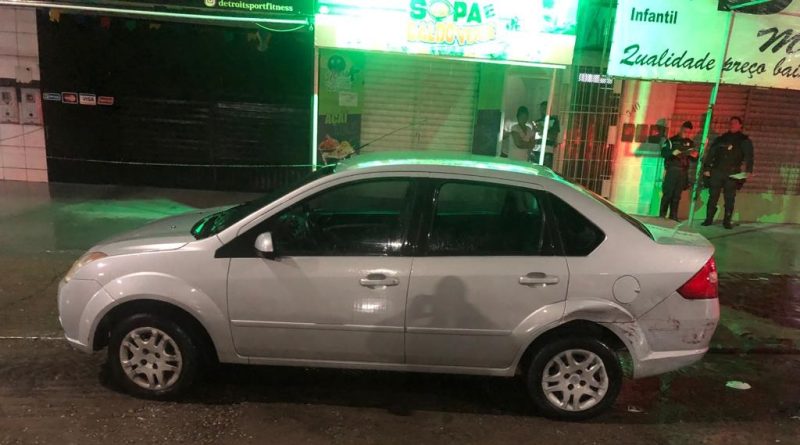 Motorista embriagado perde o controle de carro e se choca com outro veículo