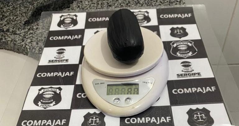 Suspeita é presa por tentar entrar no Compajaf com drogas e desacatar policiais