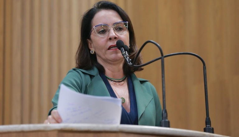 Ao invés de monitorar equipamentos, deveriam fornecer condições mínimas de trabalho”, declarou Emília