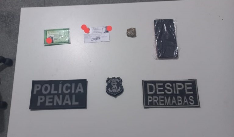 Visitante é presa tentando entrar com celular e drogas no Presídio