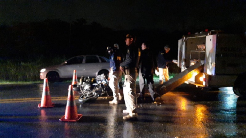 Homem de moto morre na BR 235 após bater em carro no município de Socorro-SE