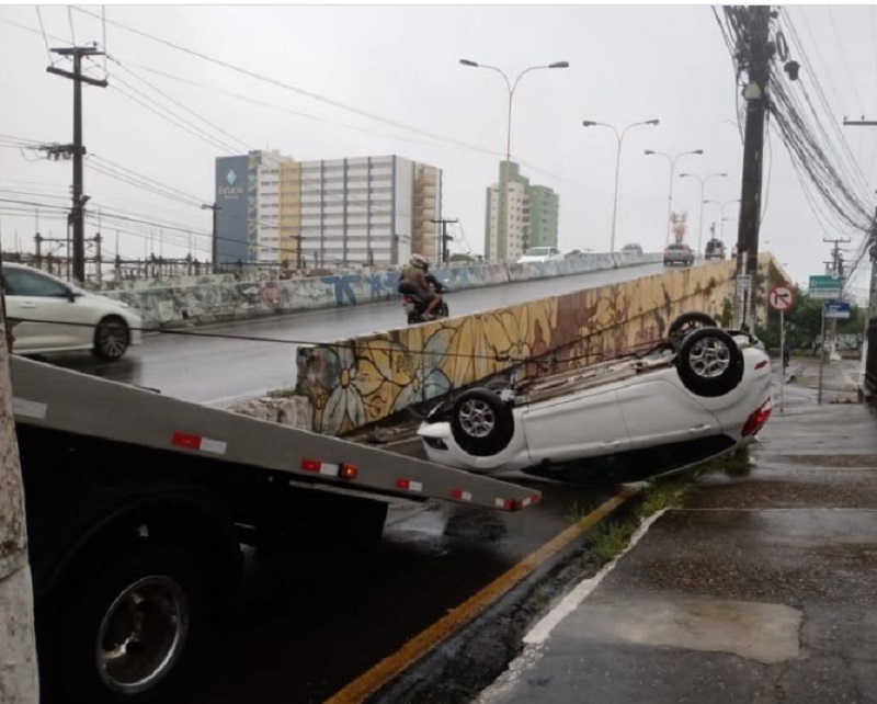 Carro capota em subida do elevado da Hermes Fontes