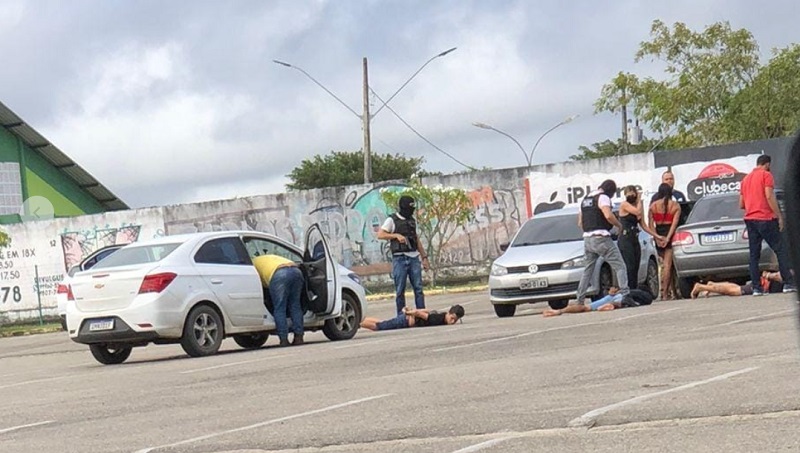 Dois homens e uma são presos em estacionamento de shopping com tabletes de maconha