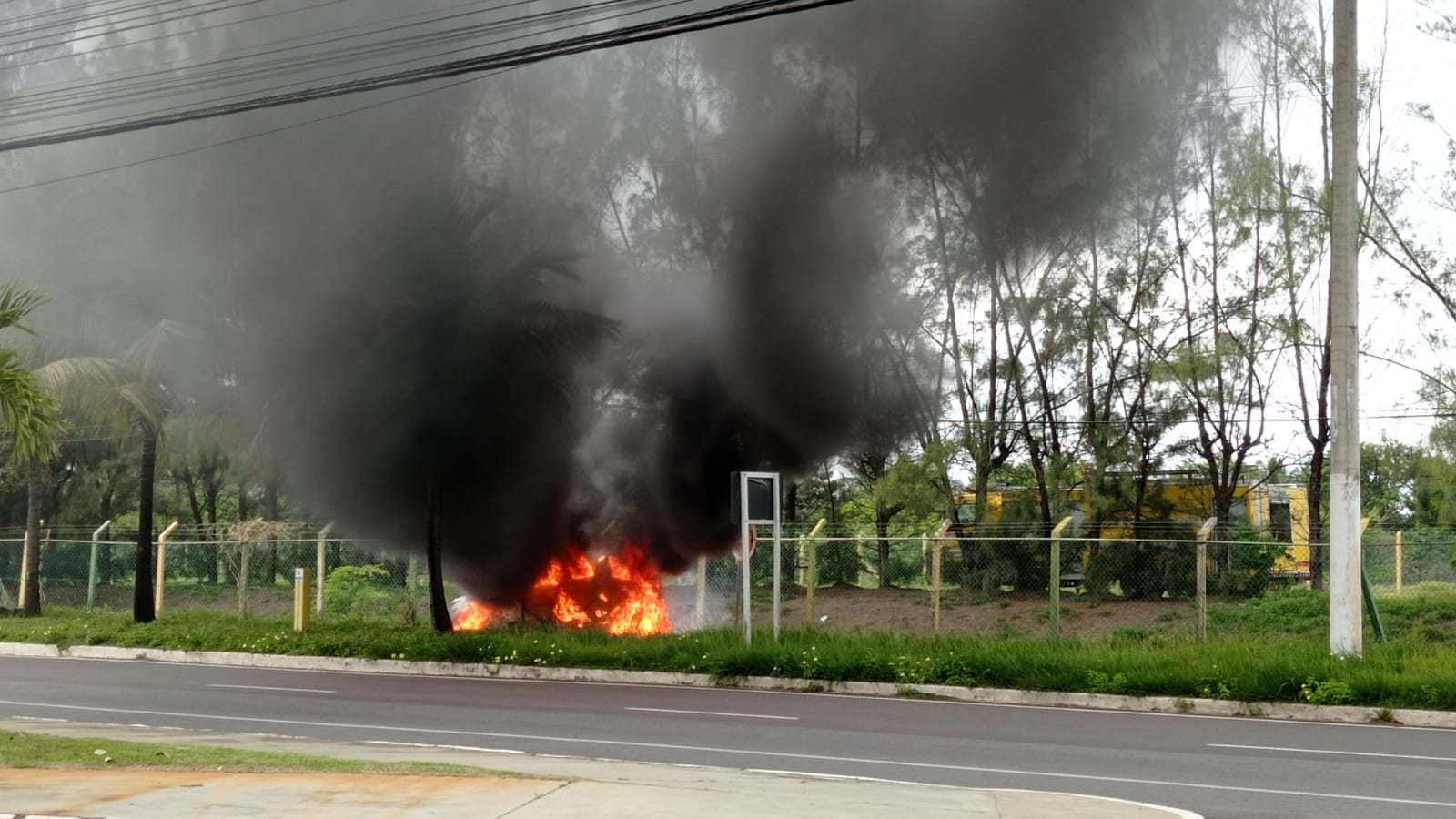 Carro pega fogo na Melício Machado em Aracaju
