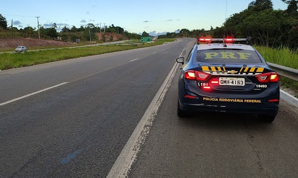 PRF prende casal suspeitos de furtar defensa metálica